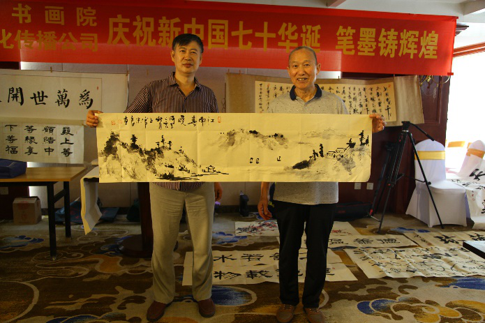 书画名家进行作品展示.png